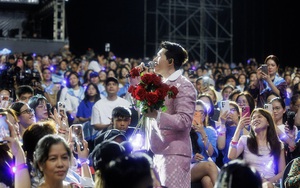 Quốc Thiên bật khóc trong live concert 10.000 khán giả