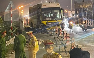 Hà Nội: Ô tô khách mất lái tông vào xe máy trên cầu Thanh Trì, 2 người tử vong