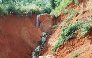 Cận cảnh đường đứt gãy tạo hố sâu 35m, cả thôn ở Quảng Ngãi bị chia cắt