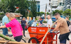 Du lịch Việt Nam đúng đợt mưa bão, khách Tây có thêm trải nghiệm mới: Ai nhìn cũng mừng vui