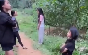 Xôn xao clip nhóm nữ sinh hành hung 2 em nhỏ, bắt quỳ gối