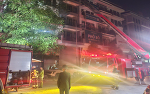 Cháy nhà 5 tầng, 5 người may mắn được giải cứu