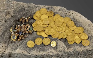 Tình cờ đi ngang một tảng đá lớn, người phụ nữ bất ngờ phát hiện 97 đồng tiền vàng nguyên chất cùng hàng chục món trang sức tinh xảo