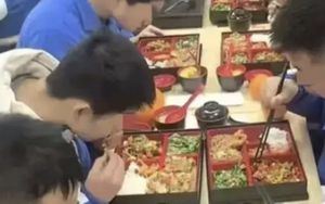 Trường cấp 3 lập khu riêng trong canteen cho học sinh giỏi ăn uống sang chảnh: MXH bùng tranh cãi!