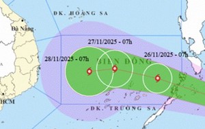 Hai kịch bản khó lường của bão số 15 vào nước ta, miền Trung đối mặt mưa lớn