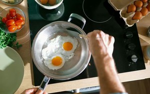 Dân tình thi nhau rán trứng bằng… dưa chuột thay vì dầu ăn: Hiệu quả đến đâu?