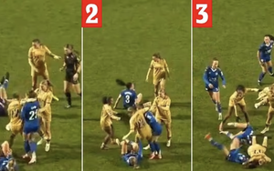 Nữ cầu thủ nhận thẻ đỏ và bão phẫn nộ vì vật ngã đối thủ bằng đòn kẹp cổ kiểu judo, cả SVĐ sốc nặng