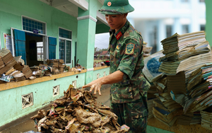 Xót xa cảnh tượng ở một trường tiểu học sau cơn lũ