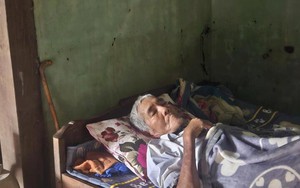 Con trai bệnh tật vẫn gắng ôm thi thể mẹ suốt đêm lũ ở Đắk Lắk