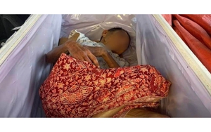 Đang đưa quan tài đi hỏa táng thì nghe thấy tiếng gõ từ bên trong, mở ra tất cả đều sững sờ