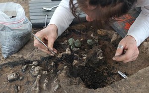 Phát hiện chấn động ở Pháp: Ngôi mộ đầy điểm bất thường và 22 báu vật vàng