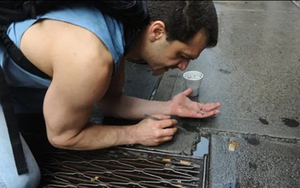 Phát hiện rất nhiều vàng trong các rãnh cống trên vỉa hè