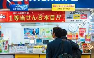 Người đàn ông trúng độc đắc gần 100 tỷ USD nhưng giấu vợ, giả vờ mặc áo cũ nhưng sắm xe sang, đi nghỉ dưỡng 