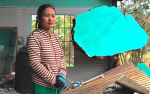 Đứa trẻ còn đỏ hỏn và 15 tiếng cùng mẹ, chị bám nóc nhà trong cơn lũ dữ