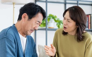 57 tuổi, người đàn ông khóc than "trắng tay" sau 30 năm đưa lương vợ giữ: "Tôi lao động cật lực rốt cuộc được cái gì?"