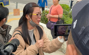 “Tôi không biết phải làm tang lễ cho mấy người”: Nỗi lòng nghẹn ngào của người thân đang hoảng loạn tìm kiếm nạn nhân vụ cháy chung cư Hong Kong (Trung Quốc)