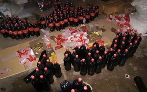 Đột kích một nhà máy ở Pakistan, công an triệt phá đường dây sản xuất nước ngọt giả, tich thu hơn 2.000 lít hóa chất cùng lượng lớn chai lọ, máy chiết rót