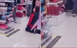 Phẫn nộ cảnh nhân viên cửa hàng phải quỳ xin lỗi sau khi nhắc nhở trẻ con