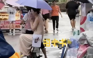 Mẹ đưa con gái 32 tuổi ra đường tìm chồng, tặng kèm nhà, xe; nhiều người than: “Nhìn mặt xong… không dám cưới!”