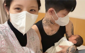 Nữ ca sĩ 20 tuổi hạ sinh cặp sinh đôi, bé phải thở máy gấp