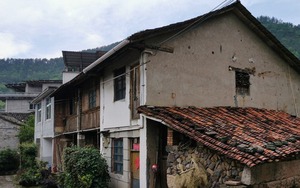 Sửa nhà cho bố mẹ hết 700 triệu, 2 năm sau về thăm, người con chết lặng