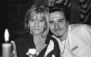 Mẹ của Victoria Beckham cầu xin cháu trai Brooklyn về nhà đón Giáng sinh sau 1 năm xa cách gia đình