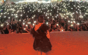 Giọt nước mắt của nữ ca sĩ hết thời phải đi hát hội chợ kiếm sống ở tuổi 43