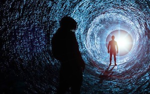 Bí ẩn du hành thời gian: Từ lời tiên tri của John Titor đến bữa tiệc không người đến của Stephen Hawking