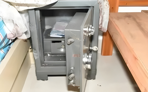 Đi làm xa gửi về nhà 33 triệu/tháng, người đàn ông chết lặng phát hiện ra bí mật trong két sắt