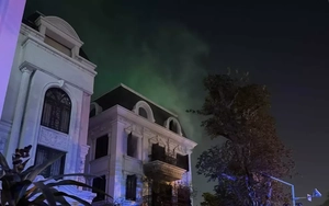 Khói bốc nghi ngút tại căn biệt thự ở Hà Nội, nhiều người hoảng hốt