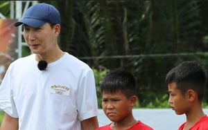 HLV Kim Sang Sik buồn bã khi một học trò rời đi