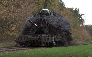 Xe tăng T-72B3 trở thành 'nhím kim loại' khổng lồ