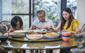 Sang nhà bà nội ăn cơm, con trai tôi buột miệng nói 1 câu khiến tất cả người lớn đứng hình: Không khí gượng gạo vô cùng!