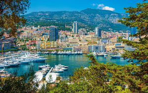 Đất nước rộng chưa bằng nửa Hồ Tây nhưng "cứ ra ngõ là gặp triệu phú USD"