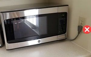 Dùng xong lò vi sóng nên rút dây cắm điện hay để nguyên? Tưởng đơn giản nhưng vẫn có người làm sai