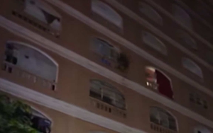 Cặp đôi ẩu đả ở hành lang rồi trở lại căn hộ, vài ngày sau thì xảy ra chuyện khiến hàng xóm ám ảnh