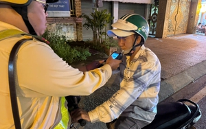 CSGT TP HCM đo nồng độ cồn: Có người say gần như không biết gì