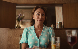 Xem phim Sex Education, tôi nghĩ ngay đến chị hàng xóm: Một gia đình có người mẹ như này thì con cái không bao giờ trưởng thành lành mạnh được!