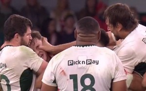 Kinh hoàng: Cầu thủ nổi tiếng thẳng tay móc mắt đối thủ dù đang thắng 73-0 kỉ lục