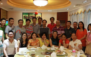 Đi họp lớp, lớp trưởng "thưởng nóng" gần 370 triệu cho cả nhóm: Sáng hôm sau vợ anh nhắn 1 câu khiến ai cũng đứng hình!