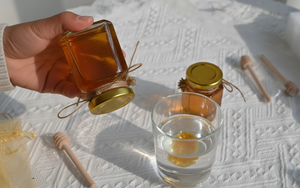 Tại sao phải lật ngược lọ mật ong khi mua? 5 mẹo "bắt bài" mật ong giả người "sành" mới biết