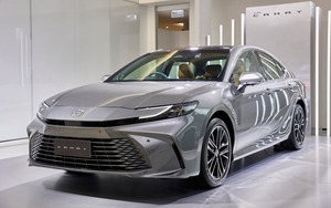 Tháng trước giảm giá 100 triệu, sang tháng 11 Toyota Camry giảm mạnh tay 150 triệu