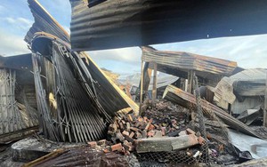 Hiện trường đổ nát ở chợ Bình Dương sau vụ cháy bất ngờ trong đêm