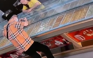 Truy tìm đối tượng ăn mặc bảnh bao đi cướp tiệm vàng ở TP HCM