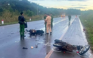 Hai xe máy va chạm mạnh, 4 người thương vong