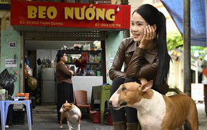 Khách xếp hàng từ sớm để gặp chú chó "nuôi được cả chủ" ở Hà Nội