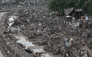 Bão Kalmaegi đổ bộ vào Philippines lần thứ 7, khung cảnh khắp nơi như "ngày tận thế"