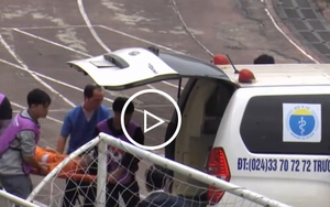 Cầu thủ co giật trên sân, đi cấp cứu giữa trận đấu