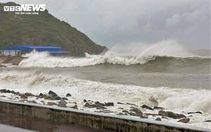 Rùng mình sóng biển gần chục mét ở Gia Lai, Đắk Lắk trước khi bão Kalmaegi đổ bộ