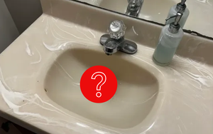 Về nhà sau 1 tuần về quê, người đàn ông sốc khi nhìn vào bồn rửa mặt